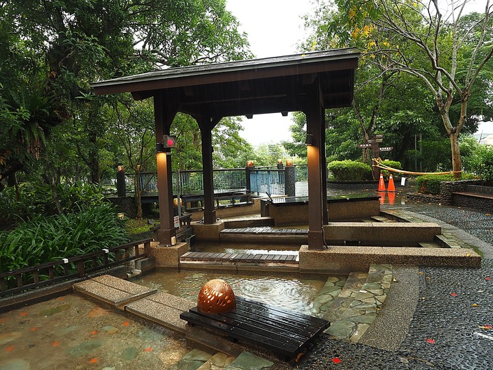 礁溪溫泉公園 與 礁溪旅遊服務中心 — 免費泡腳池,C/P值超高,還有日式裸湯與溫泉泳池 — 宜蘭獨立設縣70周年紀念集章活動 集章景點《7》