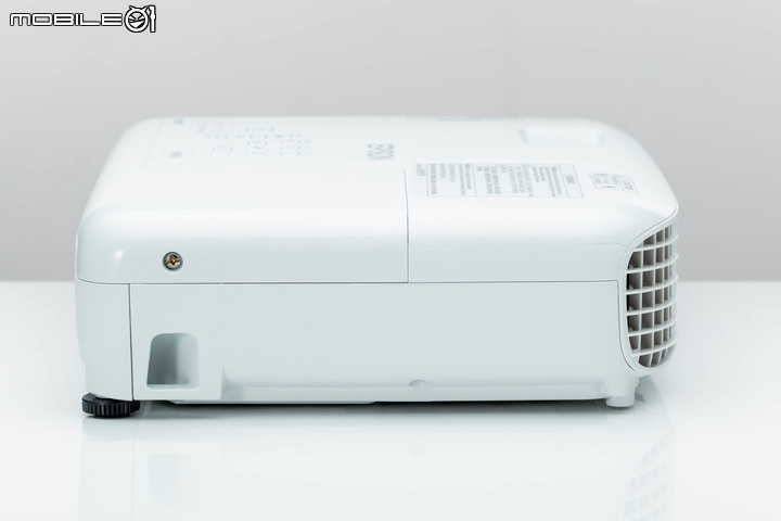 EPSON EB-E01 投影機試用 高對比高亮度在明亮場合也能看清內容