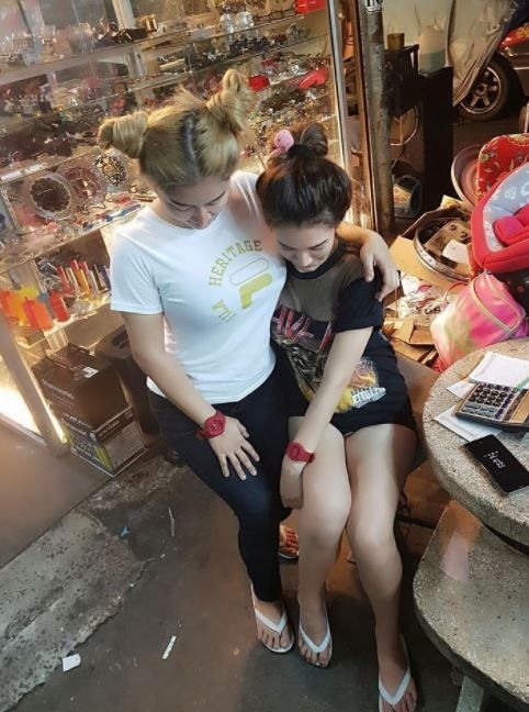 一夫多妻生9子！男爽抱2辣妹玩上癮爽喊：我好幸運