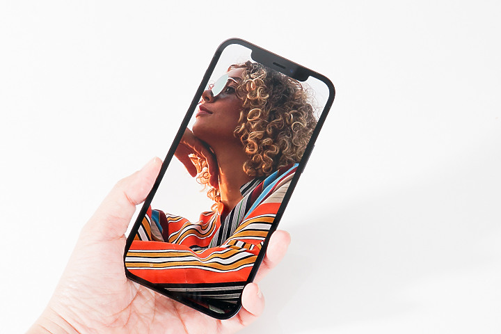 iPhone 12及iPhone 12 Pro首波動手玩 平整外型比想像中有好感度