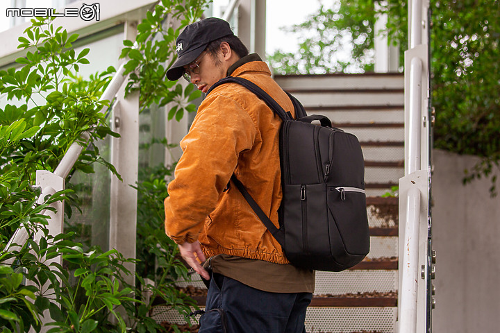Samsonite Konnect-i 智慧背包 揮手化身科技魔法師!