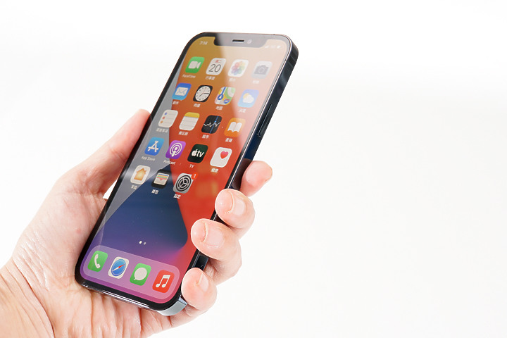 iPhone 12及iPhone 12 Pro首波動手玩 平整外型比想像中有好感度