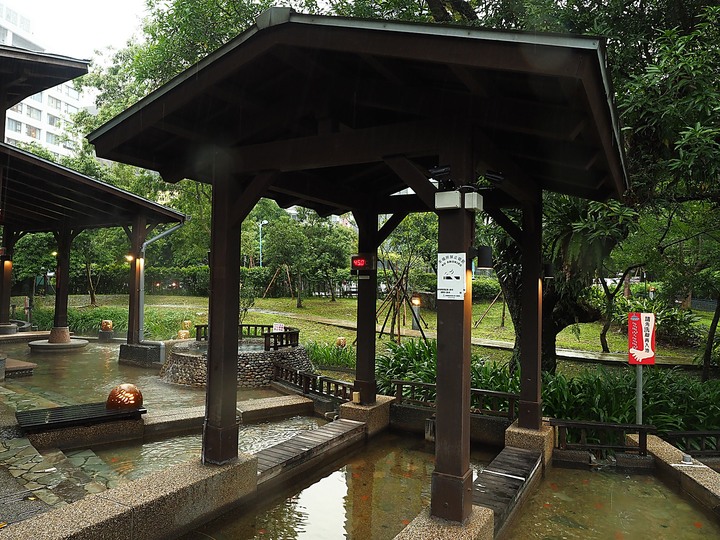 礁溪溫泉公園 與 礁溪旅遊服務中心 — 免費泡腳池,C/P值超高,還有日式裸湯與溫泉泳池 — 宜蘭獨立設縣70周年紀念集章活動 集章景點《7》