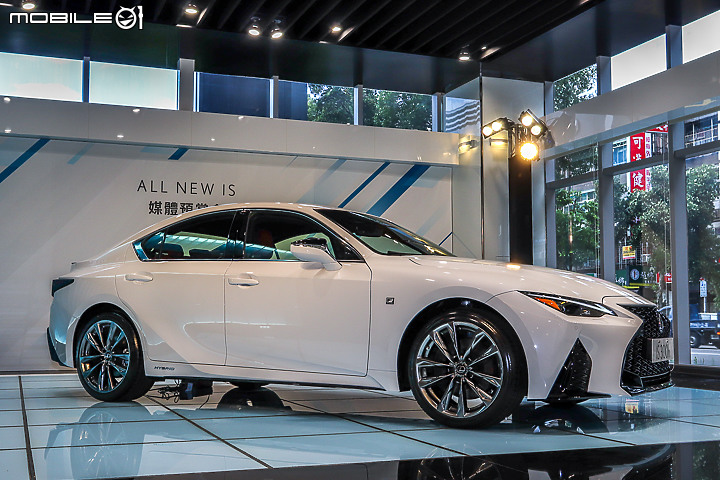 【採訪】Lexus 小改款 IS 300h 國內亮相,全面進化大幅降價 190~199 萬元開始預接單!
