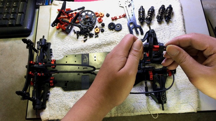 【遙控車開箱】又來一台便宜的遙控汽車 SNRC 120002 R3-G中置馬達電動房車