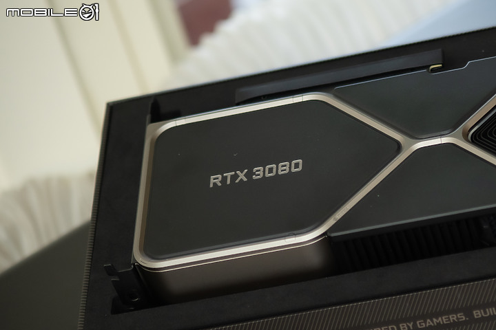 點我看大圖 豐富層次質感、改良式貫通散熱 NVIDIA GeForce RTX 3080 Founders Edition 簡測