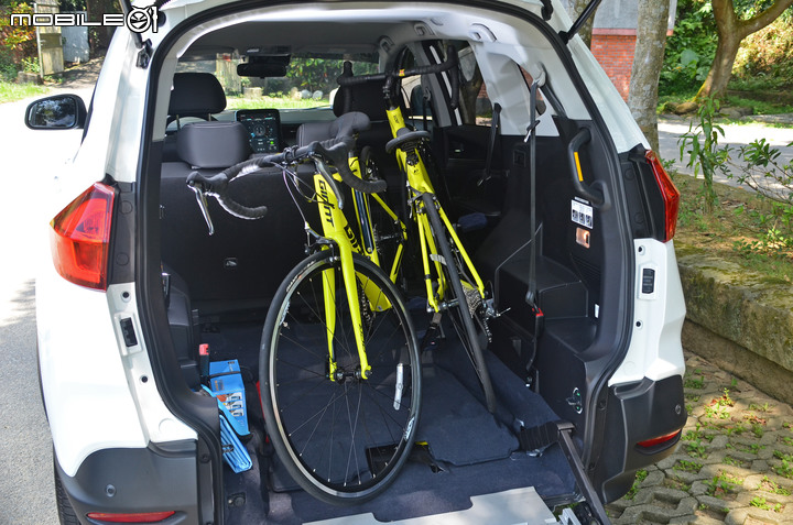 Luxgen URX 5+1 樂活智行款試駕體驗,單車直入車廂、斜坡還可當野餐桌!