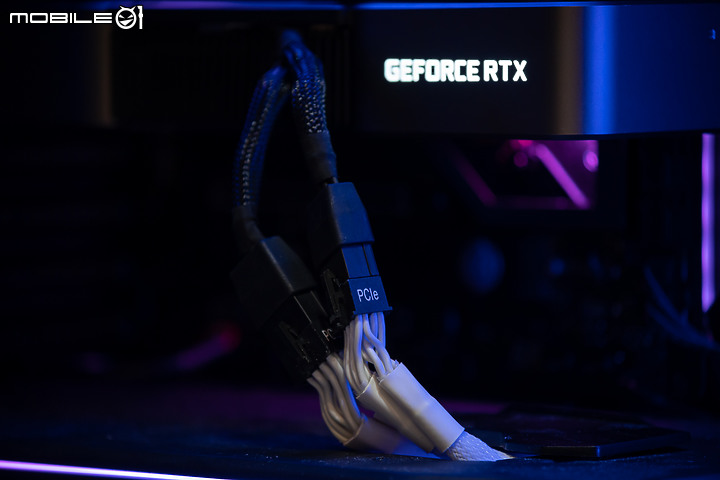 點我看大圖 豐富層次質感、改良式貫通散熱 NVIDIA GeForce RTX 3080 Founders Edition 簡測