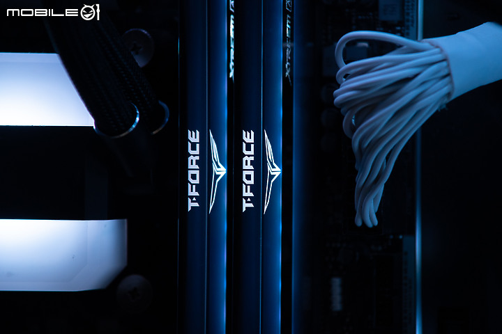 點我看大圖 內斂鏡面、冷光穿透 T-FORCE XTREEM ARGB DDR4 3600 8G*2