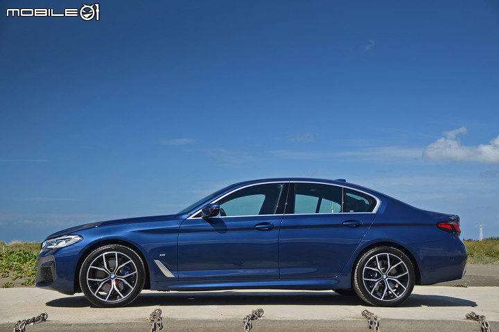BMW 5系列小改款國內首試,集結科技、高質感與絕佳動態表現,令人傾心的豪華房車正應如此!