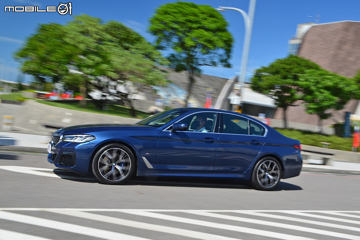 BMW 5系列小改款國內首試,集結科技、高質感與絕佳動態表現,令人傾心的豪華房車正應如此!