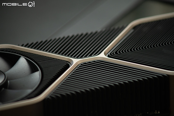 點我看大圖 豐富層次質感、改良式貫通散熱 NVIDIA GeForce RTX 3080 Founders Edition 簡測