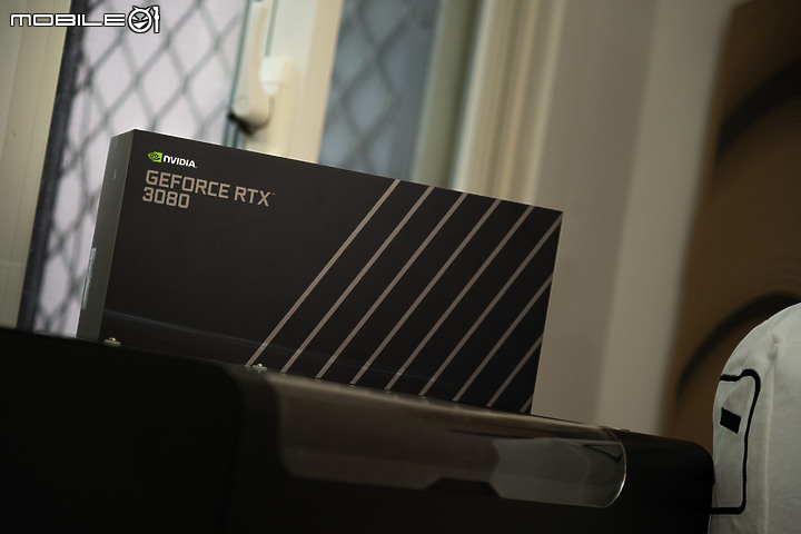 點我看大圖 豐富層次質感、改良式貫通散熱 NVIDIA GeForce RTX 3080 Founders Edition 簡測