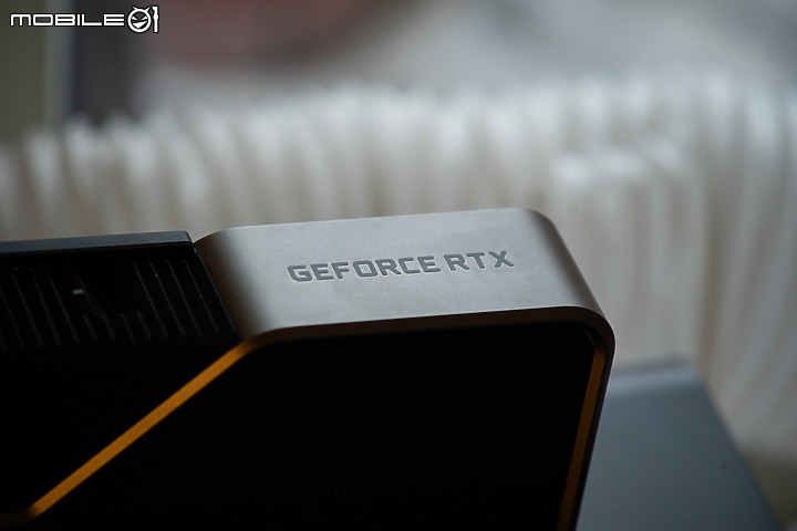 點我看大圖 豐富層次質感、改良式貫通散熱 NVIDIA GeForce RTX 3080 Founders Edition 簡測