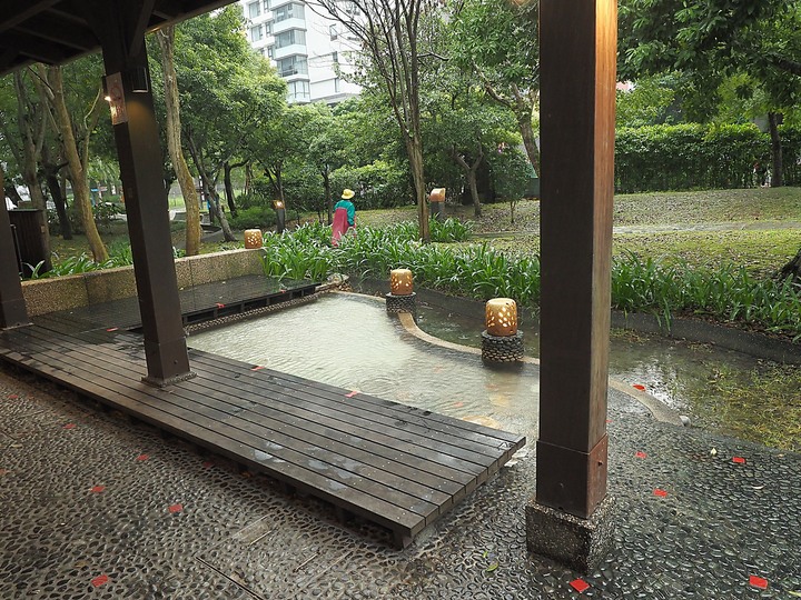 礁溪溫泉公園 與 礁溪旅遊服務中心 — 免費泡腳池,C/P值超高,還有日式裸湯與溫泉泳池 — 宜蘭獨立設縣70周年紀念集章活動 集章景點《7》