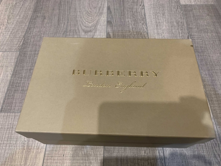 「開箱」Burberry 字母穿透休閒運動鞋