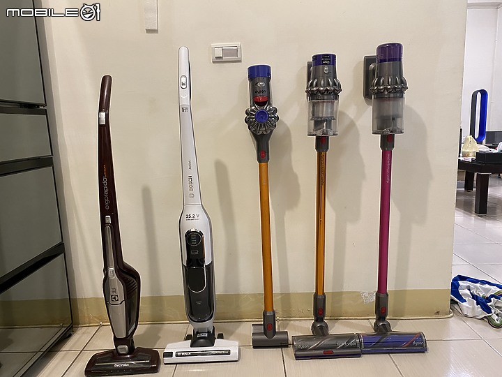 花蓮小鬼屋～一次開箱7台吸塵器 DYSON V8 V10 DC74 . 伊萊克斯 Z B3107. BOSCH BCH6AT25TW .湯姆森 ～跟最近新買的V11~小鬼屋 歷年吸塵器大比拼