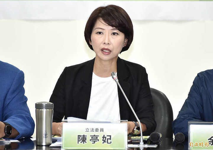 點我看大圖 陳亭妃推「國家正常化」修憲,陳玉珍路過稱「我有興趣」!