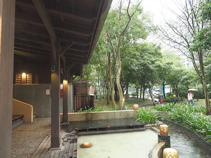 礁溪溫泉公園 與 礁溪旅遊服務中心 — 免費泡腳池,C/P值超高,還有日式裸湯與溫泉泳池 — 宜蘭獨立設縣70周年紀念集章活動 集章景點《7》