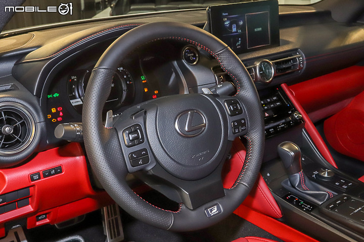 【採訪】Lexus 小改款 IS 300h 國內亮相,全面進化大幅降價 190~199 萬元開始預接單!