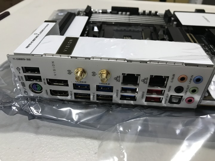 【純分享】開箱技嘉RTX3080 Vision搭配純白主機