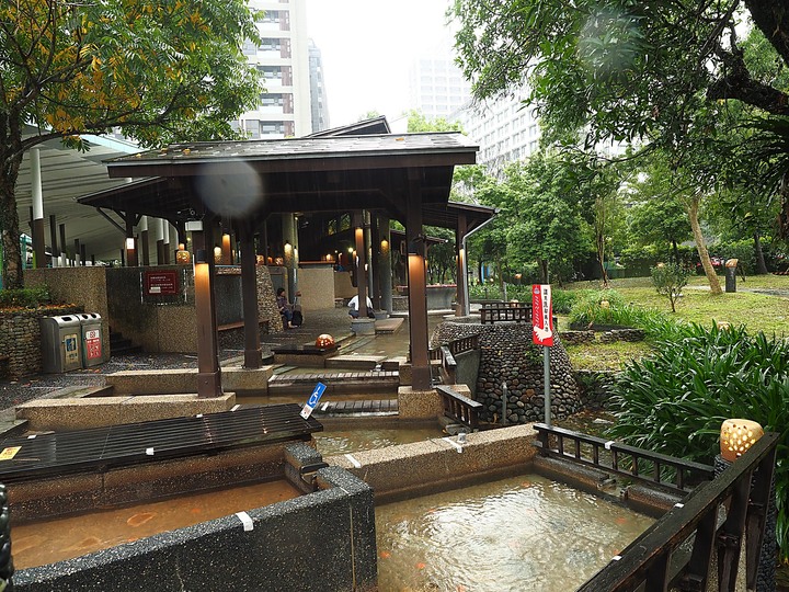 礁溪溫泉公園 與 礁溪旅遊服務中心 — 免費泡腳池,C/P值超高,還有日式裸湯與溫泉泳池 — 宜蘭獨立設縣70周年紀念集章活動 集章景點《7》