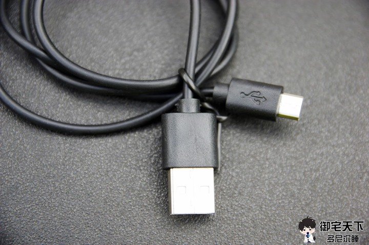 開箱文|【LINDY】迷你型 HDMI 1.4 10.2G 一進二出分配器-輕鬆同步輸出 2 組 HDMI 影像