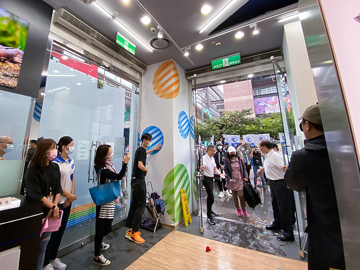 iPhone 12正式開賣 買氣熱烈 電信業者預期可再現iPhone 6當時的換機潮