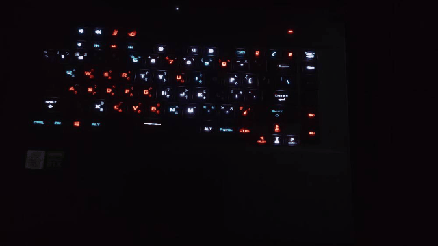 輕薄造型強悍性能,ASUS ROG ZEPHYRUS S15 GX502L 電競筆電開箱測試