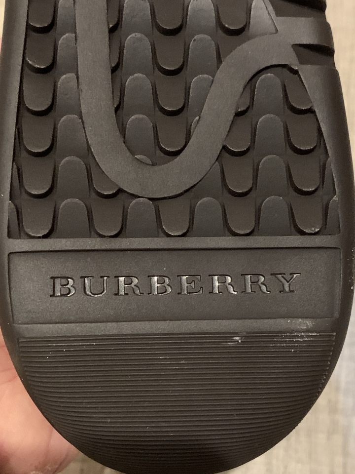 「開箱」Burberry 字母穿透休閒運動鞋