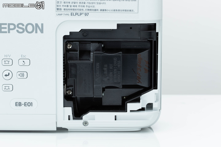 EPSON EB-E01 投影機試用 高對比高亮度在明亮場合也能看清內容