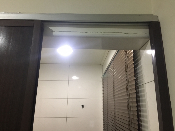 浴室門上方水泥裂縫能修補嗎？