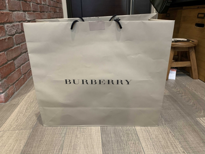 「開箱」Burberry 字母穿透休閒運動鞋