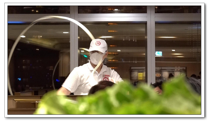 【海底撈初體驗】我們一行老弱婦孺,最後總共吃了????元!! | 板橋大遠百 | 甩麵and川劇變臉狠厲害。