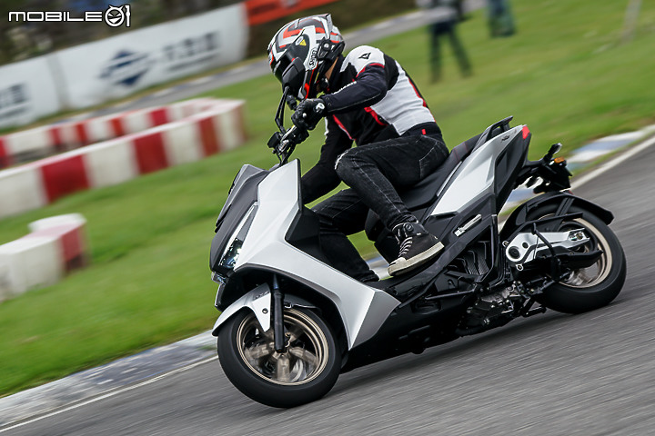 KYMCO KRV 「小AK」賽道首試|跨世代全新旅跑 再創水冷白牌王者風範