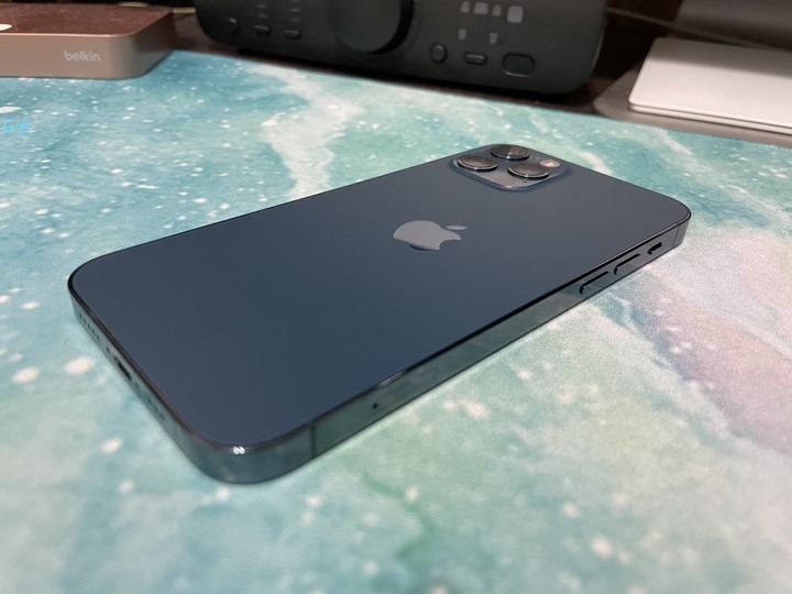 點我看大圖 特寫一下,長了胎記的iPhone 12 Pro(美版),向大家說Hello!