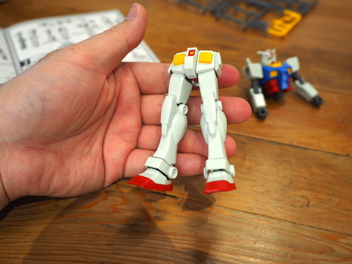 BANDAI EG 1/144 RX-78-2 GUNDAM 免工具入門級鋼彈模型實作