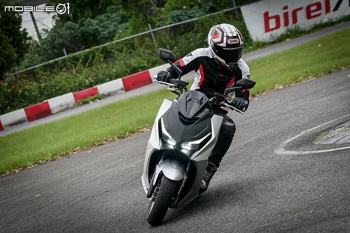 KYMCO KRV 「小AK」賽道首試|跨世代全新旅跑 再創水冷白牌王者風範