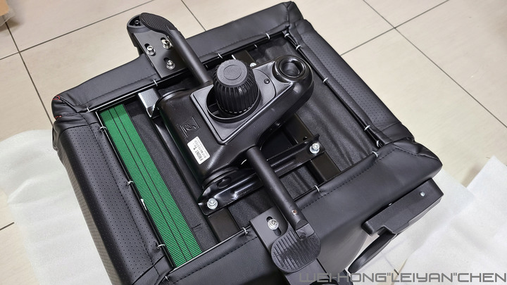 點我看大圖 霸氣外露-ASUS ROG信仰RGB電競椅 CHARIOT (SL300C)
