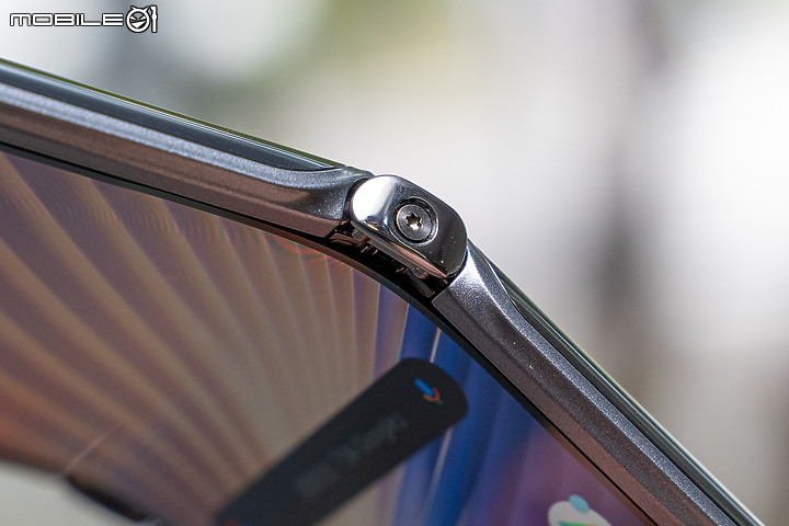 刀鋒來襲!Motorola Razr 5G 11/16開賣 售五萬有找