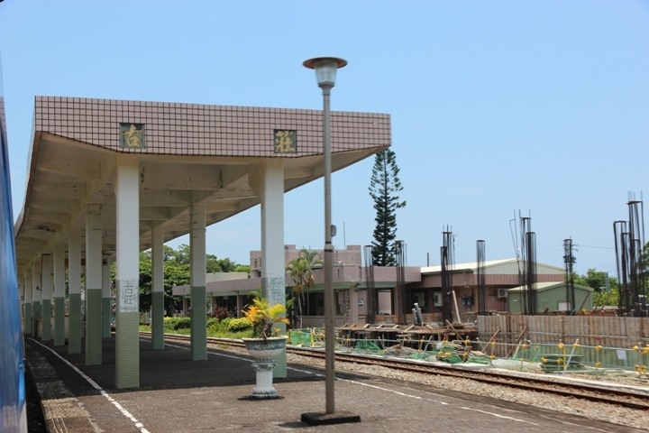 搭末班車「藍皮普快」騎遊台東鹿野