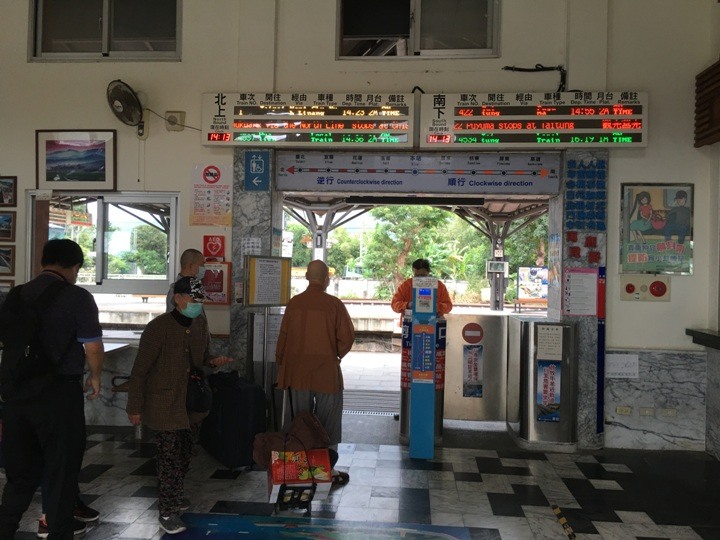 搭末班車「藍皮普快」騎遊台東鹿野