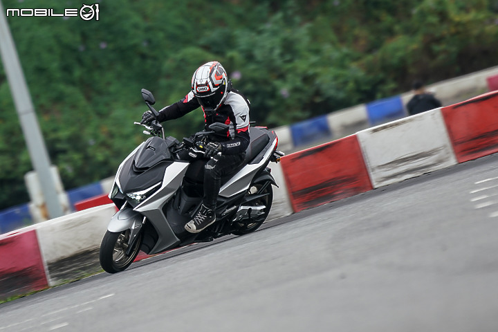 KYMCO KRV 「小AK」賽道首試|跨世代全新旅跑 再創水冷白牌王者風範