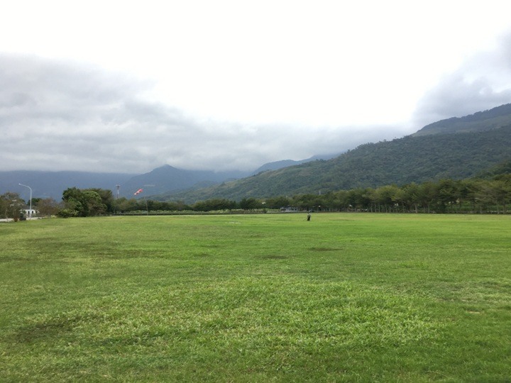 搭末班車「藍皮普快」騎遊台東鹿野