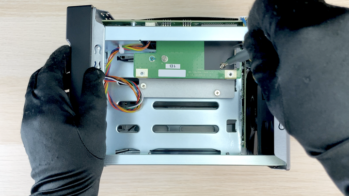 安裝 NAS 華芸 AS6604T,上機 HDD + M.2 SSD