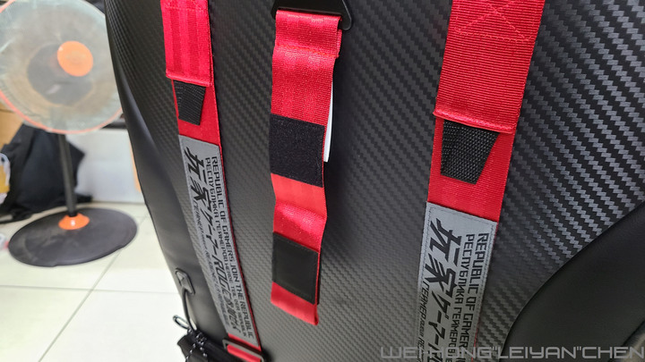 點我看大圖 霸氣外露-ASUS ROG信仰RGB電競椅 CHARIOT (SL300C)