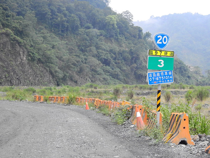 謝謝大家對我選擇URX樂活版7人座車色的建議，最後決定白色。