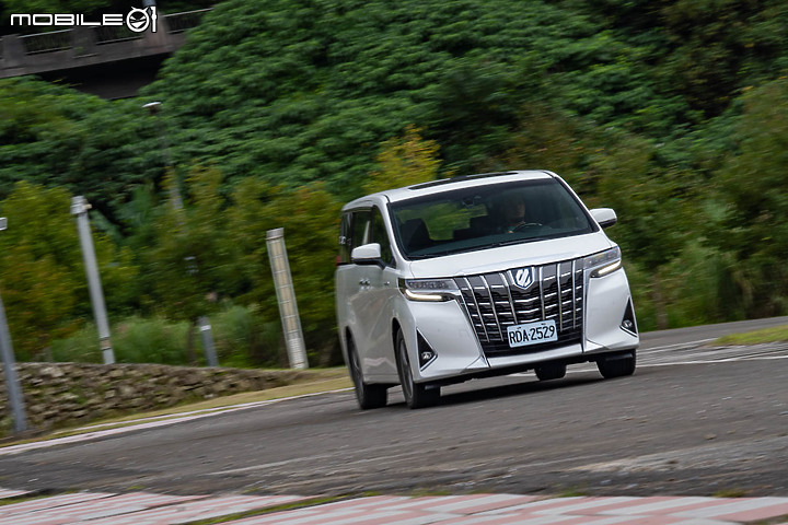Toyota Alphard Hybrid 試駕|真 • 平穩舒適油電就對了
