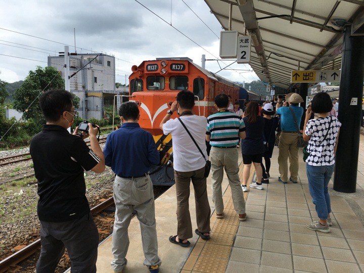 搭末班車「藍皮普快」騎遊台東鹿野