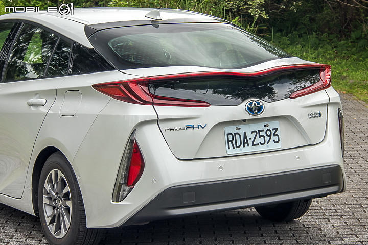 Toyota Prius PHV 試駕,125.9 萬買插電式油電車!